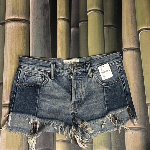 - ⭐️Free People-⭐️Jean Shorts Denim Frayed Edges Size 24 NWT! - Picture 2 of 15